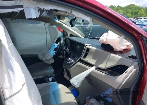 2015 Toyota Sienna Xle 8 Passenger z USA, uszkodzony, nr VIN 5TDYK3DC3FS566341